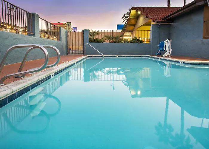 Howard Johnson By Wyndham National City/San Diego South